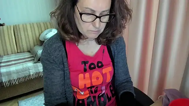 Snapshot of lauraoven chatting on 05-14-26, 07:59 lauraoven online show from 05-14-26, 07:59