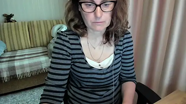 Snapshot of lauraoven chatting on 05-29-26, 07:17 lauraoven online show from 05-29-26, 07:17