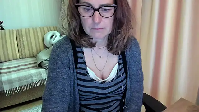 Snapshot of lauraoven chatting on 06-03-26, 07:22 lauraoven online show from 06-03-26, 07:22