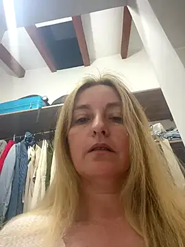 Snapshot of moniquerainx chatting on 12-14-25, 11:42 moniquerainx online show from 12-14-25, 11:42