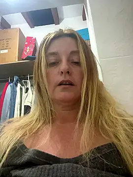 Snapshot of moniquerainx chatting on 01-14-26, 12:27 moniquerainx online show from 01-14-26, 12:27