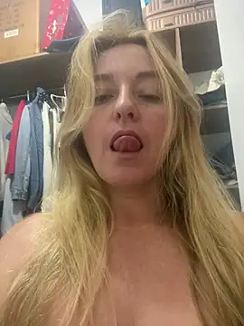 Snapshot of moniquerainx chatting on 01-15-26, 12:15 moniquerainx online show from 01-15-26, 12:15