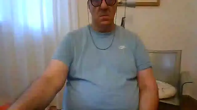 Snapshot of ANONIMO7735 chatting on 06-11-26, 04:21 ANONIMO7735 online show from 06-11-26, 04:21