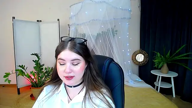 Snapshot of NicoleFoxery chatting on 02-07-25, 12:20 NicoleFoxery online show from 02-07-25, 12:20
