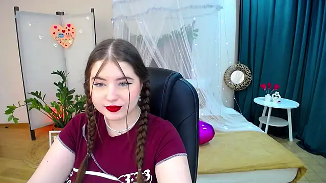 Snapshot of NicoleFoxery chatting on 02-19-25, 06:32 NicoleFoxery online show from 02-19-25, 06:32