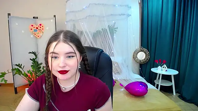 Snapshot of NicoleFoxery chatting on 02-20-25, 12:41 NicoleFoxery online show from 02-20-25, 12:41