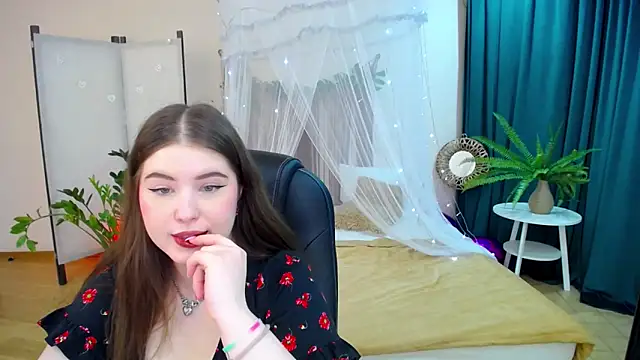 Snapshot of NicoleFoxery chatting on 03-08-25, 09:29 NicoleFoxery online show from 03-08-25, 09:29
