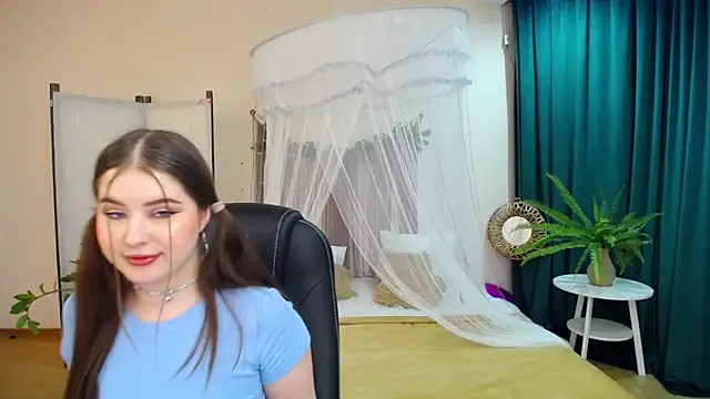 Snapshot of NicoleFoxery chatting on 03-20-25, 12:30 NicoleFoxery online show from 03-20-25, 12:30