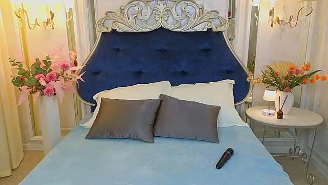 Snapshot of Ariana_Petite chatting on 05-15-26, 12:28 Ariana Petite online show from 05-15-26, 12:28