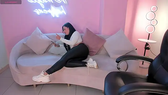 MiaRoberts1 online show from 12-19-25, 06:59