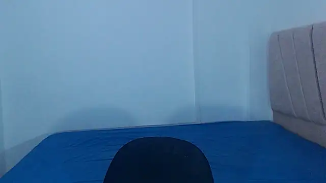 Snapshot of Valenntyna chatting on 12-21-25, 07:21 Valenntyna online show from 12-21-25, 07:21