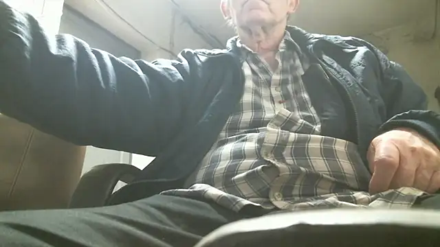 Snapshot of HaraldGermany chatting on 12-17-25, 05:30 HaraldGermany online show from 12-17-25, 05:30