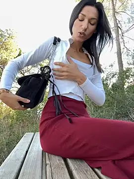 Snapshot of _MiaQueen_ chatting on 11-04-25, 02:05 MiaQueen online show from 11-04-25, 02:05