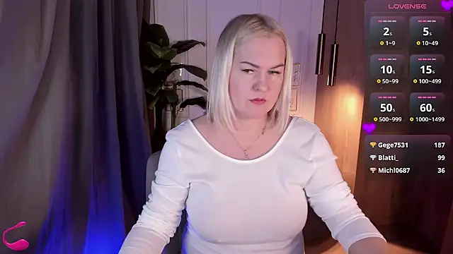 Snapshot of YolandaKiss chatting on 02-22-25, 11:35 YolandaKiss online show from 02-22-25, 11:35