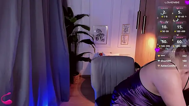 Snapshot of YolandaKiss chatting on 03-11-25, 11:15 YolandaKiss online show from 03-11-25, 11:15