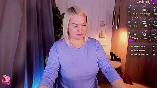 Snapshot of YolandaKiss chatting on 03-23-25, 08:37 YolandaKiss online show from 03-23-25, 08:37