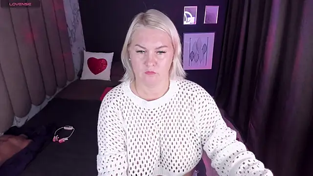 Snapshot of YolandaKiss chatting on 10-06-25, 08:17 YolandaKiss online show from 10-06-25, 08:17