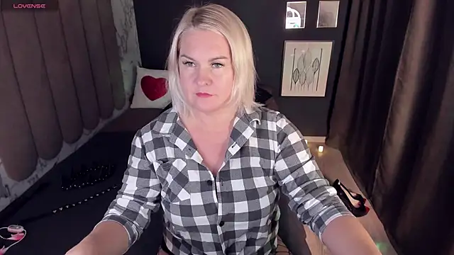 Snapshot of YolandaKiss chatting on 10-16-25, 07:26 YolandaKiss online show from 10-16-25, 07:26