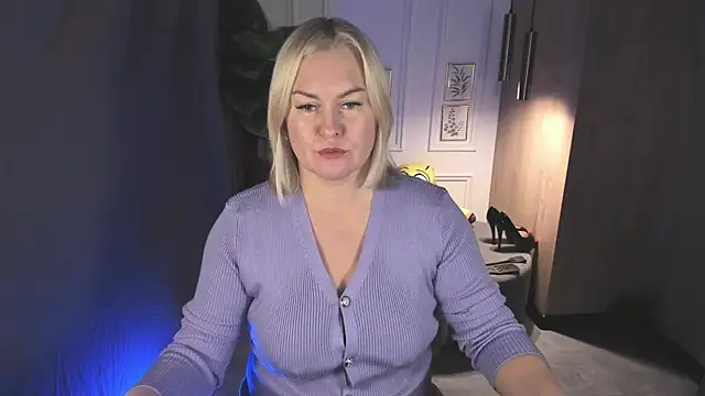 Snapshot of YolandaKiss chatting on 11-22-25, 08:19 YolandaKiss online show from 11-22-25, 08:19