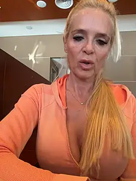 Snapshot of Reyna63 chatting on 06-19-26, 06:01 Reyna63 online show from 06-19-26, 06:01