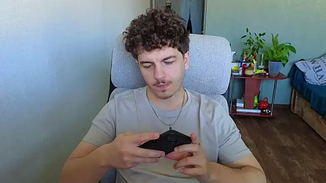 Snapshot of Remy_Miles chatting on 05-05-26, 04:53 Remy Miles online show from 05-05-26, 04:53