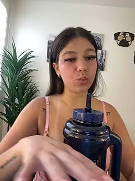 Alyshanon18 online show from 10-31-25, 03:35