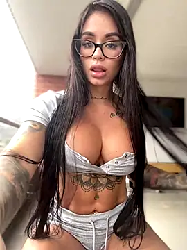 LaraHenao online show from 11-15-25, 04:25