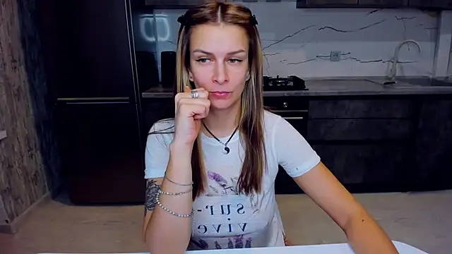 AlexiaDarren online show from 02-04-25, 01:02