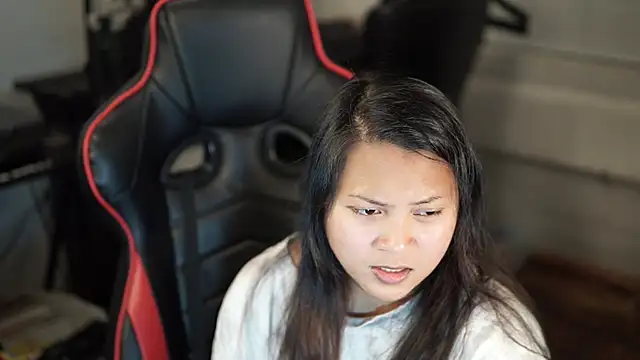 Snapshot of Bubbleliyah chatting on 12-18-24, 03:15 Bubbleliyah online show from 12-18-24, 03:15