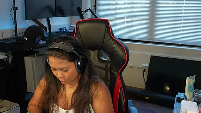 Snapshot of Bubbleliyah chatting on 02-04-25, 08:28 Bubbleliyah online show from 02-04-25, 08:28