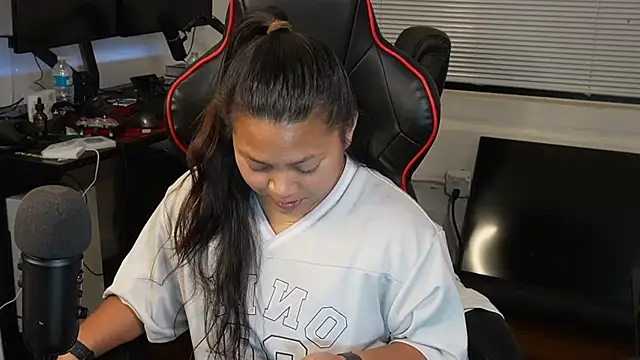 Snapshot of Bubbleliyah chatting on 02-19-25, 12:03 Bubbleliyah online show from 02-19-25, 12:03