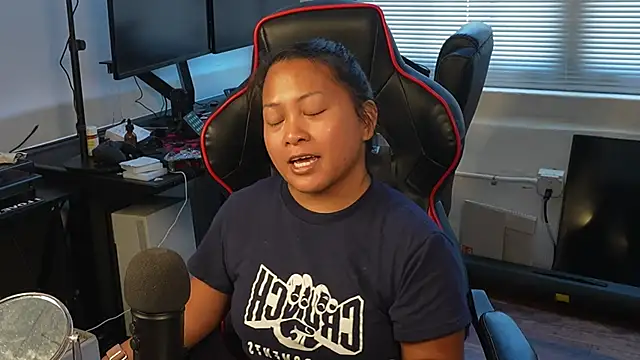 Snapshot of Bubbleliyah chatting on 02-24-25, 06:15 Bubbleliyah online show from 02-24-25, 06:15