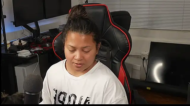 Snapshot of Bubbleliyah chatting on 02-26-25, 02:04 Bubbleliyah online show from 02-26-25, 02:04