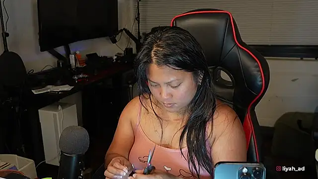 Snapshot of Bubbleliyah chatting on 10-31-25, 02:45 Bubbleliyah online show from 10-31-25, 02:45