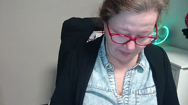 Snapshot of Adelewildx chatting on 03-04-25, 04:06 Adelewildx online show from 03-04-25, 04:06