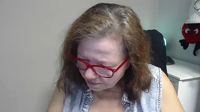 Snapshot of Adelewildx chatting on 03-04-25, 10:13 Adelewildx online show from 03-04-25, 10:13