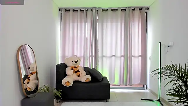 roxie gates  online show from 02-18-25, 09:42