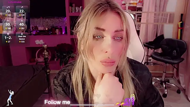 Snapshot of AnnieGOld_ chatting on 04-19-26, 11:29 AnnieGOld online show from 04-19-26, 11:29