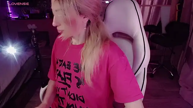Snapshot of AnnieGOld_ chatting on 06-13-26, 11:24 AnnieGOld online show from 06-13-26, 11:24