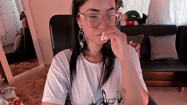 Snapshot of PaulinaBelushi chatting on 12-13-24, 08:47 PaulinaBelushi online show from 12-13-24, 08:47