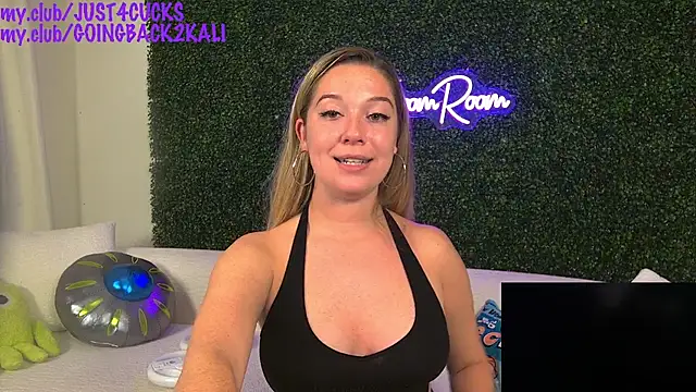 Snapshot of boomboomr00m chatting on 09-25-25, 02:26 boomboomr00m online show from 09-25-25, 02:26
