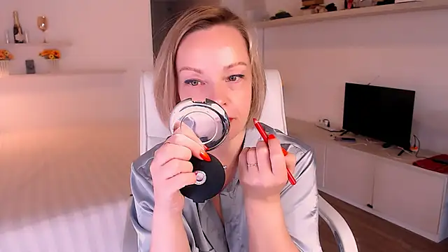 Tilly Eliot online show from 10-24-25, 03:08