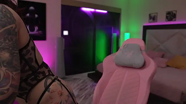 Snapshot of GirlGogo chatting on 12-13-25, 09:20 GirlGogo online show from 12-13-25, 09:20