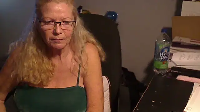 Snapshot of XTRAHORNYONE chatting on 02-13-25, 12:13 XTRAHORNYONE online show from 02-13-25, 12:13