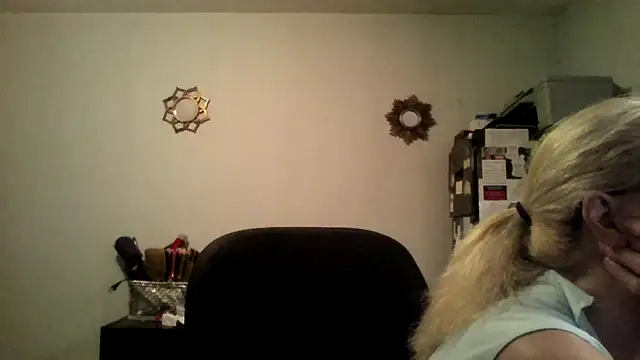 Snapshot of XTRAHORNYONE chatting on 10-17-25, 07:27 XTRAHORNYONE online show from 10-17-25, 07:27