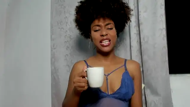 Snapshot of thaimy_ chatting on 10-31-25, 12:22 thaimy online show from 10-31-25, 12:22