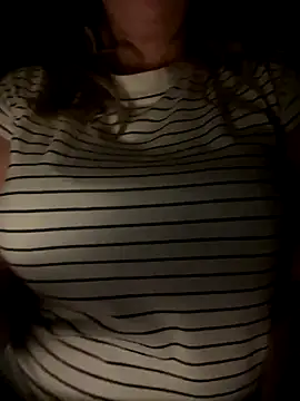 Snapshot of CravingControl chatting on 10-31-25, 04:02 CravingControl online show from 10-31-25, 04:02