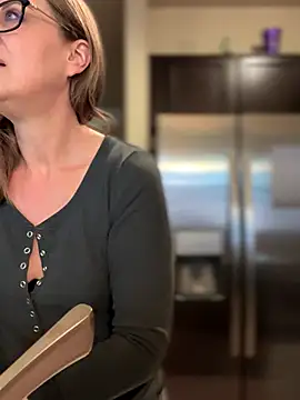 Snapshot of MaiseKnox chatting on 10-08-25, 10:51 MaiseKnox online show from 10-08-25, 10:51