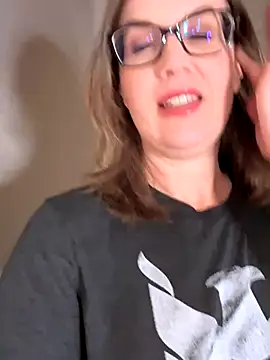 Snapshot of MaiseKnox chatting on 11-08-25, 12:11 MaiseKnox online show from 11-08-25, 12:11