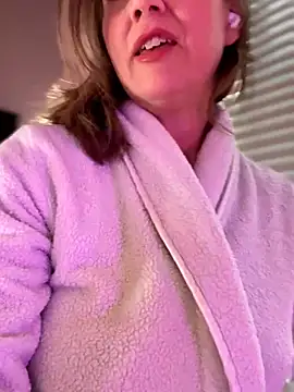 Snapshot of MaiseKnox chatting on 11-15-25, 10:15 MaiseKnox online show from 11-15-25, 10:15